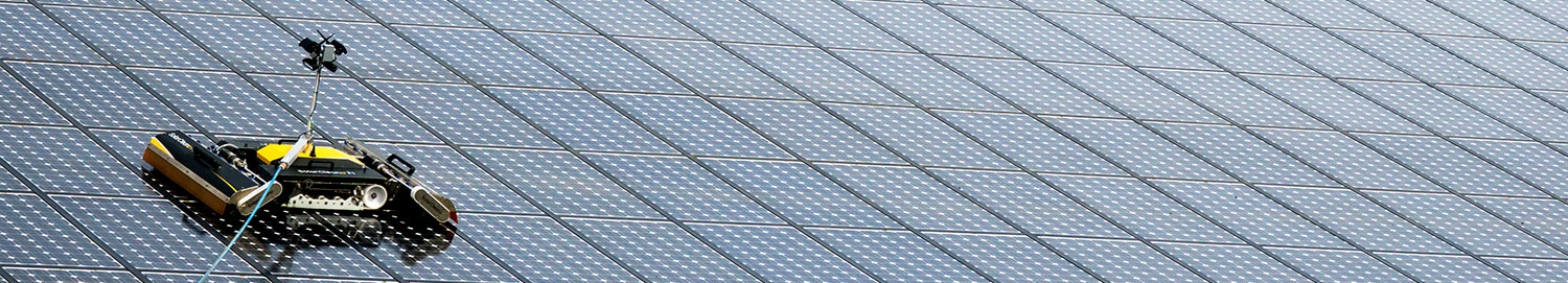 Professionnel spécialiste du nettoyage de panneaux solaires sur bâtiments agricoles, industriels, ombrières, centrales au sol