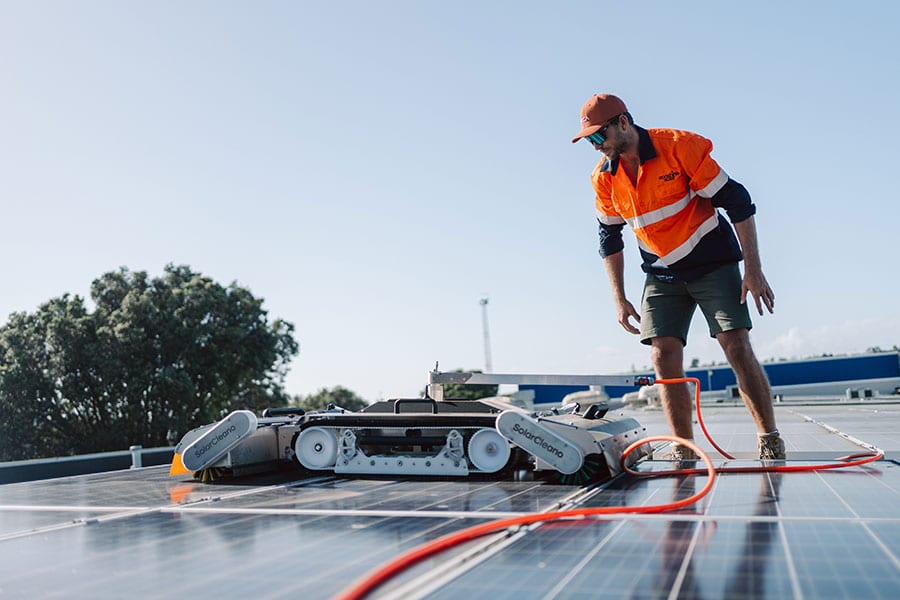 Technicien expert spécialisé nettoyage de centrales solaires photovoltaïques